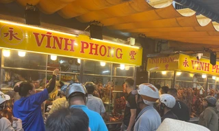 Khách xếp hàng dài chờ mua vịt quay ăn Tết Độc lập