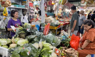 Bà nội trợ chật vật trong vòng xoáy 'bão giá' dịp cận Tết