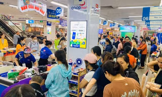 Hàng hóa liên tục được đưa về miền Trung hỗ trợ người dân ứng phó bão số 13