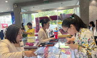 Nhiều người ngỡ ngàng vì mua được vàng quá dễ dàng 