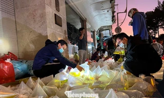 Lạ lùng những phiên chợ ‘không giống ai’ ở TPHCM