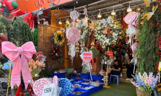 Đồ Noel giá 'sập sàn', nhân viên đội nắng ra đường đón khách vẫn không thấy