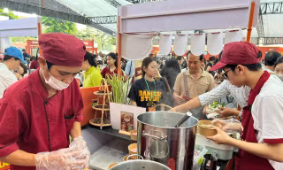 Cảnh tượng xếp hàng hiếm có vào ngày cuối tuần ở TPHCM