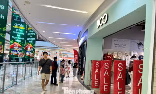 Dịp Tết Dương lịch: Sale sập sàn tới 90%, vẫn ế khách