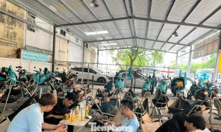 Nở rộ hàng quán kiêm trạm sạc xe điện ở TPHCM: Chỉ 15.000 đồng/lần sạc, ngủ võng mát lạnh