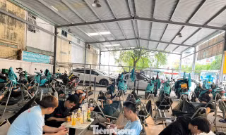 Nở rộ hàng quán kiêm trạm sạc xe điện ở TPHCM: Chỉ 15.000 đồng/lần sạc, ngủ võng mát lạnh