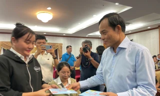 Người lao động TPHCM vỡ òa nhận chuyển khoản quà Tết