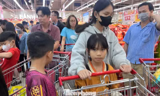 Nửa đêm, siêu thị vẫn ken đặc người mua sắm Tết