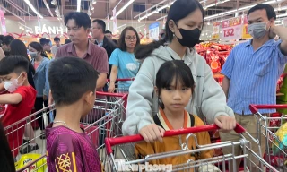 Nửa đêm, siêu thị vẫn ken đặc người mua sắm Tết