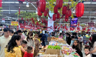 Áp lực chi phí dồn dập, bán lẻ 'gồng mình' giữ giá