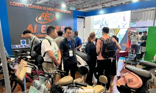 Xe điện Trung Quốc đổ bộ, người dân TPHCM tấp nập đến chạy thử