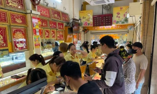 Người dân chen chân 'vét' sạch vàng giữa 'cơn bão' giá