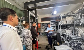 TPHCM phát hiện hơn 1.500 áo khoác 'ba không' chào bán ở chợ mạng