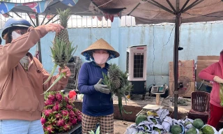 Sát Tết, trái cây "đội giá" vẫn bán chạy như tôm tươi