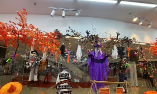 Phố 'đồ ma quái' ở TPHCM vắng khách dịp Halloween
