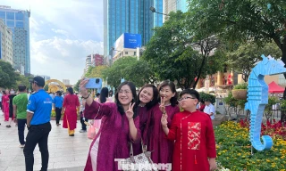 Lý do nhiều người chỉ check-in đường hoa Nguyễn Huệ từ xế chiều đến tối 