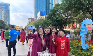 Lý do nhiều người chỉ check-in đường hoa Nguyễn Huệ từ xế chiều đến tối 