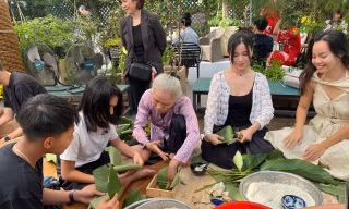 Độc lạ ở TPHCM, đến chợ học gói bánh chưng, may áo dài, kiếm đồ handmade