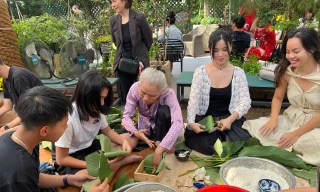 Độc lạ ở TPHCM, đến chợ học gói bánh chưng, may áo dài, kiếm đồ handmade