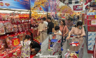 Vừa mở cửa, người dân đã chen chân vào siêu thị sắm Tết