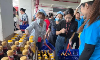 Công nhân TPHCM hào hứng sắm Tết ngay tại nhà máy