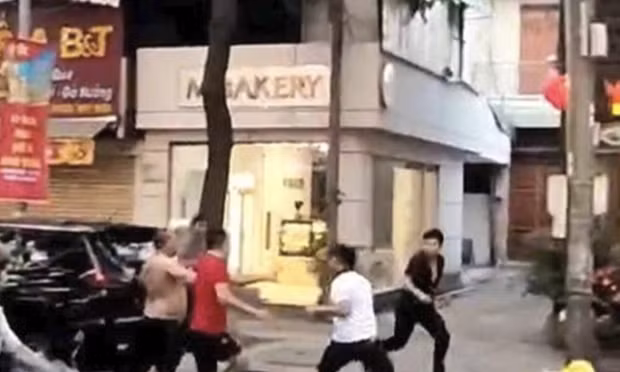 Va quệt xe dẫn đến 'loạn đả' giữa đường, 4 người bị bắt