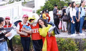 Đại học Quốc tế Hồng Bàng “gỡ rối” cho hàng ngàn học sinh Miền Tây