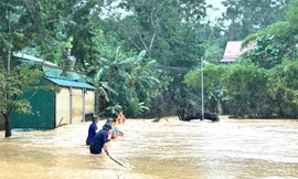 Giải cứu hai ông cháu giữa vòng vây nước lũ ở Tuyên Quang