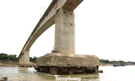 Làm rõ nguyên nhân hư hỏng trụ cầu Sông Lô, tạm thời sử dụng phà qua sông