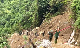 Có những đoạn dốc dựng đứng nhưng không làm nản lòng người lính trẻ