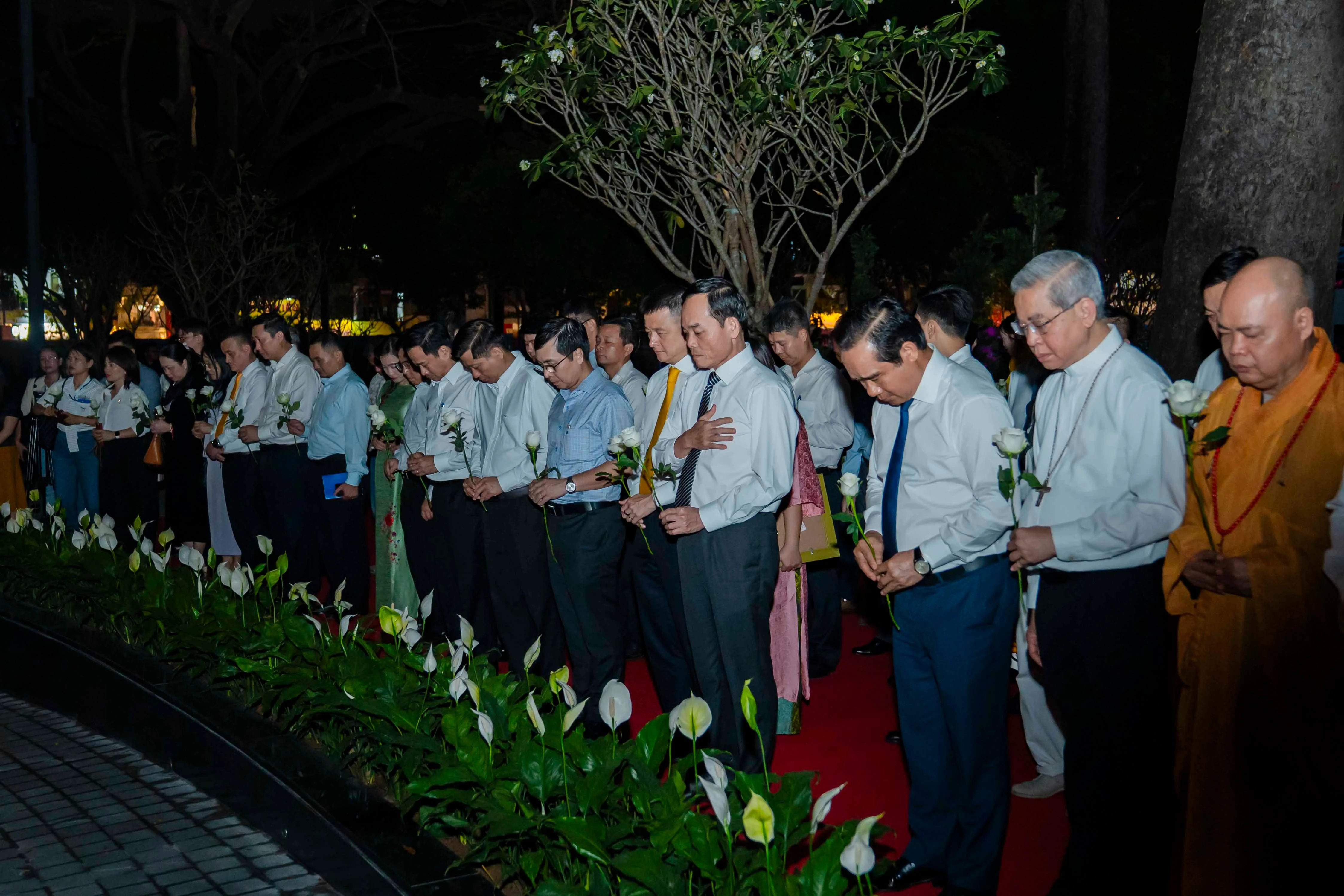 TPHCM Khánh Thành Công Viên Số 1 Lý Thái Tổ: 'Lá Phổi Xanh' Tri Ân Nạn Nhân COVID-19