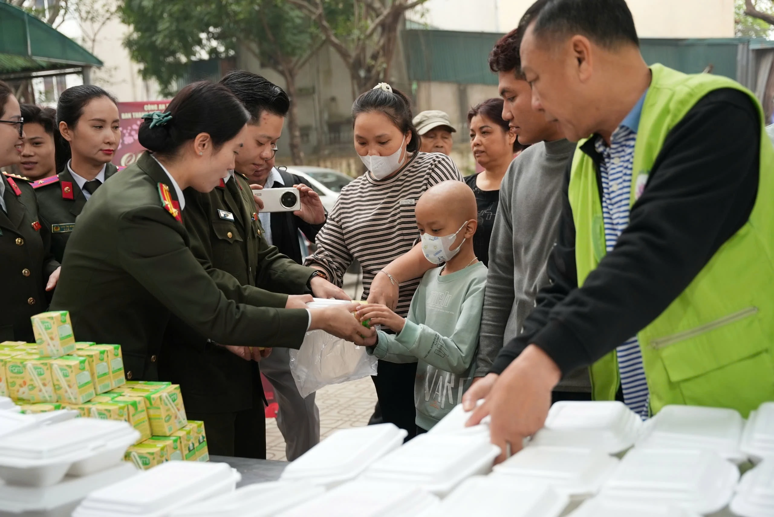 Công An Thủ Đô Trao 'Suất Ăn Yêu Thương' Và Hỗ Trợ Bệnh Nhân Nghèo Dịp Tết
