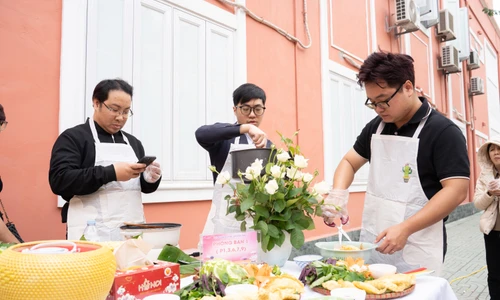 Giảng viên Trường Đại học Thủy lợi xắn tay vào bếp trổ tài nấu nướng, gửi trọn yêu thương tới phái đẹp dịp 8/3