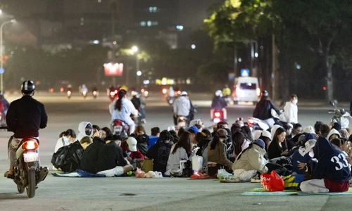 Hàng trăm bạn trẻ trắng đêm vạ vật ở Mỹ Đình: Thay nhau ngủ để giành vé 'đu rào' show Anh Trai Say Hi