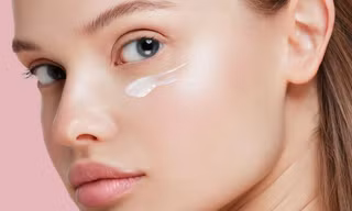 Vì sao chăm chỉ thoa kem mắt quanh năm suốt tháng nhưng mắt vẫn "gấu trúc"?