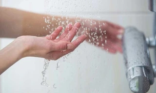 Giúp bạn chọn phe: Nên đánh răng trước hay sau khi ăn sáng, tắm sớm hay tắm tối?