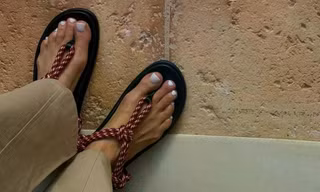 Không phải dép tông, sandal dây thừng mới là xu hướng bất ngờ nhất Hè này