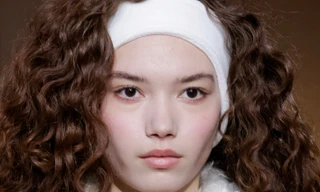 Trang điểm phong cách Sleeping Beauty: Sự sang trọng hóa của makeup Clean Girl