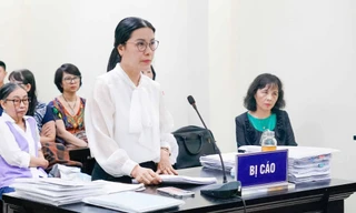 Vụ cựu hiệu trưởng thu tiền học thêm cao hơn quy định: Nhiều người có mặt tại tòa phủ nhận 'vai' bị hại