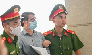 Cảnh sát dẫn giải cựu Phó Chủ nhiệm Văn phòng Quốc hội Phạm Thái Hà đến tòa