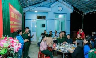 người dân vùng lũ chia tay tri ân những người lính cụ Hồ.