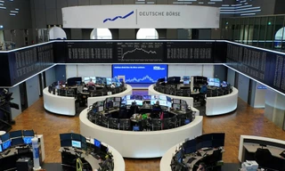 Chứng khoán đồng loạt giảm, giá USD leo lên đỉnh cao 4 tháng