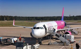 Hai người bị bắt vì đuổi theo máy bay 