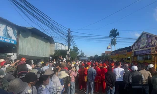 Hàng nghìn người dân, tiễn đưa các nạn nhân.