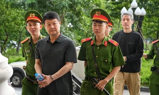 Cảnh sát dẫn giải nhóm bị cáo trong vụ đánh bạc 106 triệu USD tại khách sạn Pullman