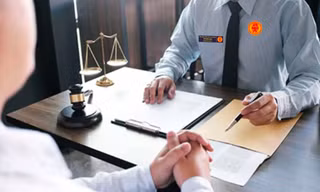 Tước quyền sử dụng thẻ thừa phát lại nếu dùng tiền thi hành án không đúng quy định