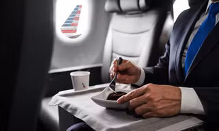 Bữa ăn cao cấp trên máy bay bị chê như 'thịt in 3D', hãng phải xin lỗi