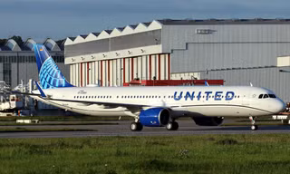 Máy bay United Airlines rơi bánh sau cú hạ cánh dữ dội