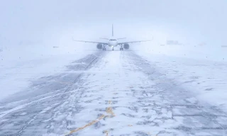 Hàng không 'tê liệt' vì bão tuyết khắc nghiệt càn quét nước Mỹ