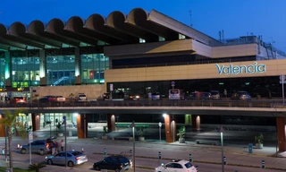 Người đàn ông thông chốt an ninh, trèo lên nóc máy bay như chỗ không người